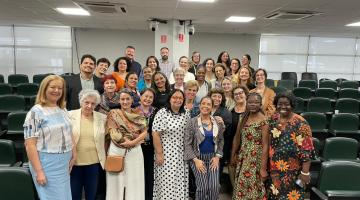 Pessoas posam para foto em auditório #paratodosverem