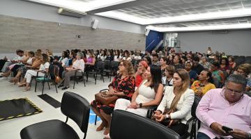 pessoas sentadas na reunião #paratodosverem 