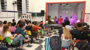 pessoas acompanhando palestra no auditório #paratodosverem 