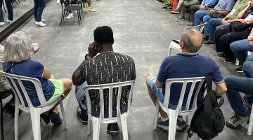 pessoas sentadas em cadeira em roda assistem palestra. #paratodosverem 