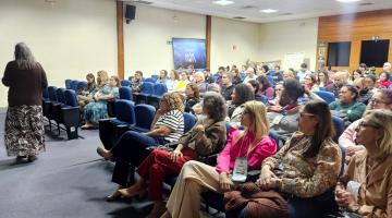 pessoas em auditório durante o encontro #paratodosverem 