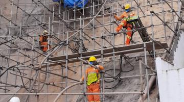 Homens trabalham em encosta do morro #paratodosverem