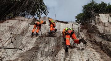 operários trabalham em obra em encosta #paratodosverem 