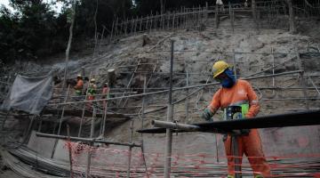 homens trabalham em obra de encosta de morro. #paratodosverem 