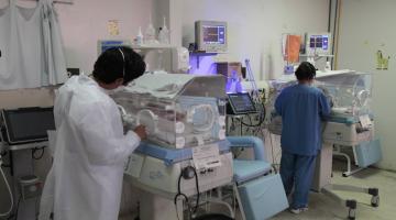 duas enfermeiras atuando em maternidade #paratodosverem