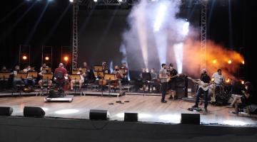 Músicos ensaiam no palco #paratodosverem