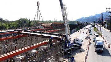 Operários e máquinas trabalham na obra do viaduto. #pracegover