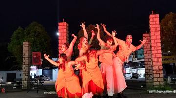 atores em cena em local aberto #paratodosverem