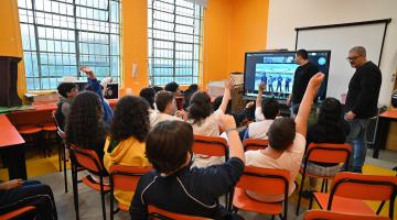 alunos assistem a transmissão #paratodosverem