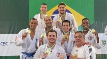 Atletas reunidos para foto exibem medalhas de outro. #paratodosverem