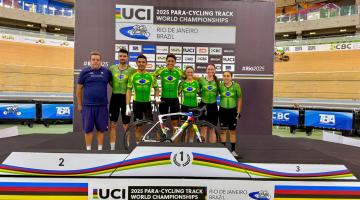 Equipe de ciclismo de Santos perfilada na foto. #paratodosverem
