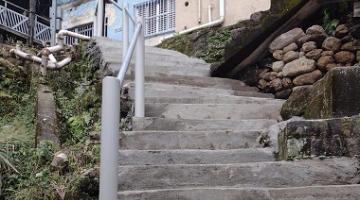 trecho de escadaria recuperado, já com corrimão à esquerda. #paratodosverem