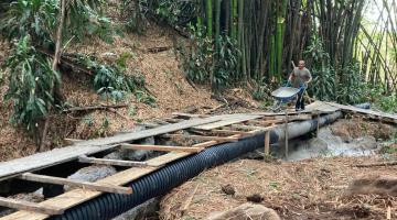 Trecho de encosta com construção de desvio de tubulação. #paratodosverem