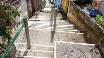 escadaria pronta em morro #paratodosverem 