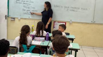 Professora dando aula de inglês #paratodosverem 