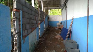 Corredor da escola em obras #paratodosverem