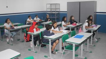 alunos estão sentados em sala de aula. #paratodosverem 