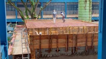 operários atuando na obra #paratodosverem 
