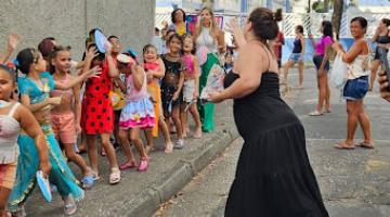 crianças desfilando com fantasias na rua #paratodosverem 