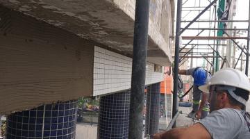 operários instalando revestimento #paratodosverem 