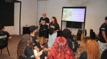 pessoas aconpanhando o evento #paratodosverem