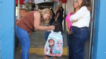 menina é recebida na porta de escola #paratodosverem