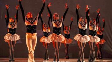 bailarinas levantam as mãos em apresentação #pracegover 