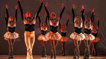 bailarinas levantam as mãos em apresentação #pracegover 