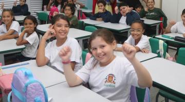 crianças na sala de aula #paratodosverem