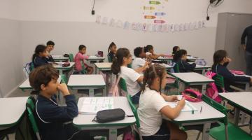 crianças na sala de aula #paratodosverem