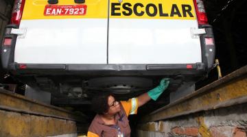 agente da CET analisa veículo escolar #paratodosverem 