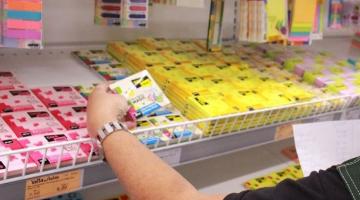 pessoa mexendo em material escolar #paratodosverem 