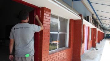 operário pinta batente de porta #paratodosverem 