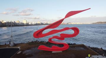 escultura de tomie ohtake vista do alto, na plataforma do emissário, com o mar em torno. #paratodosverem