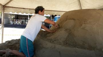 Adultos e crianças são convidados a fazer arte na areia 