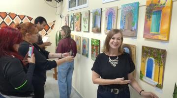 mulher mostra quadros #paratodosverem 