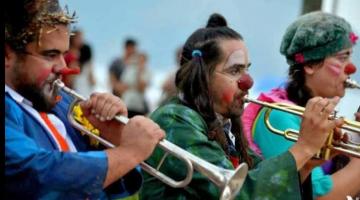 palhaços tocando trombone #paratodosverem 