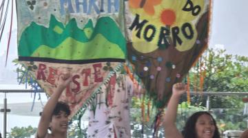 crianças apresentando espetáculo #paratodosverem