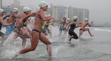 atletas de natação entrando no mar #paratodosverem