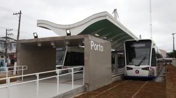 Estação Porto do VLT com um vagão à direita. #paratodosverem
