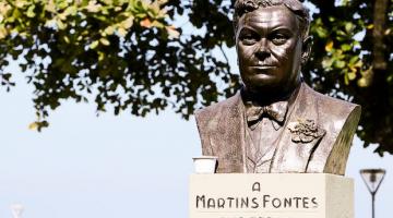 Projeto Clio limpa monumento a Martins Fontes