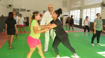 mulheres fazendo aula de defesa pessoal #paratodosverem