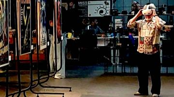 pessoa usando óculos de realidade aumentada em exposição #paratodosverem