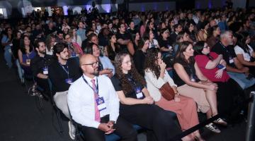 público acompanhando evento #paratodosverem