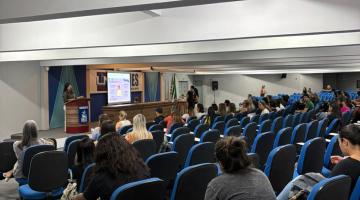 pessoas acompanhando a palestra #paratodosverem