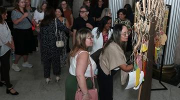 pessoas olhando a exposição #paratodosverem 