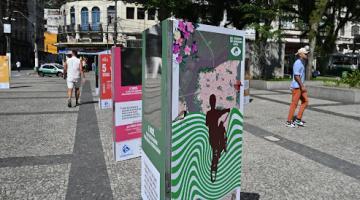 pessoas olham obras da exposição #paratodosverem 