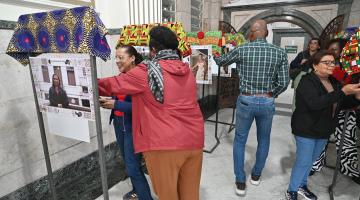 pessoas olhando as fotos #paratodosverem