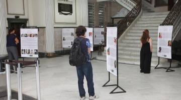 pessoas olhando a exposição #paratodosverem 