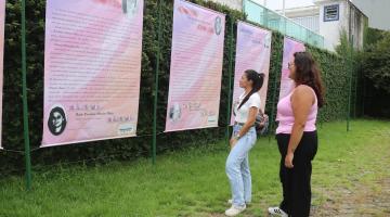 mulheres olhando paineis da exposição #paratodosverem 